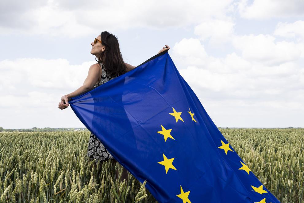 Inqu�rito Eurobar�metro mostra forte apoio ao euro e ao Mecanismo de Recupera��o e Resili�ncia