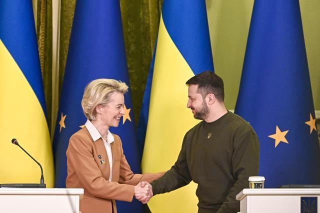 Encontro entre Ursula von der Leyen e Volodymyr Zelenskyy durante a visita do Colgio a Kiev