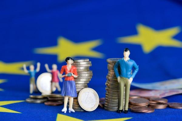 Comiss�o Europeia apela a que regras em mat�ria de igualdade salarial sejam efetivamente aplicadas em toda a UE