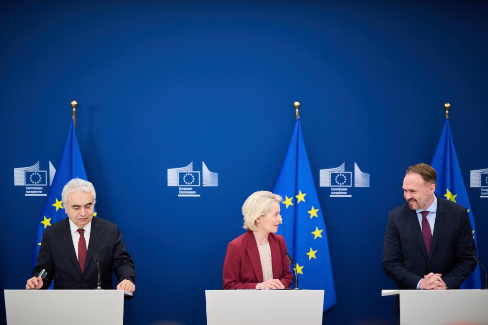 Uni�o Europeia decide cessar importa��es de g�s e de petr�leo a partir da R�ssia