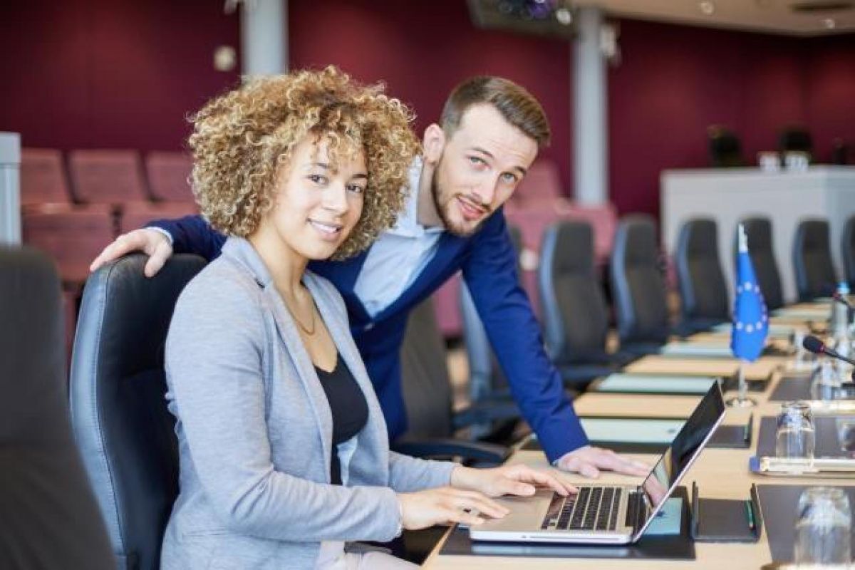 Estamos a recrutar assistentes no domnio da comunicao